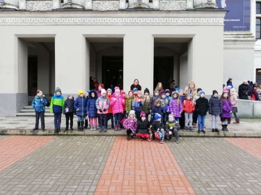 2.klase skatās izrādi „Putnu opera”