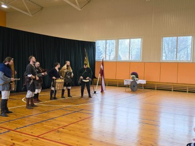 Folkloras un seno cīņu kopas “Vilkači” koncertlekcija “Jauns es biju karavīrs”